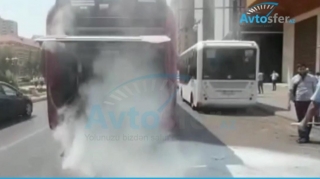 BakuBus avtobusu yandı  - ətrafdakılar sürücünün köməyinə yetişib  - VİDEO