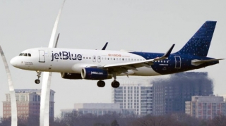 Пилот посадил самолет, помог потушить пожар на борту и прослыл героем