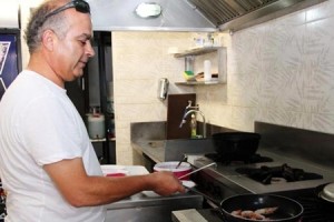 Məşhur restoranın sahibi avtomobilində ölü tapıldı