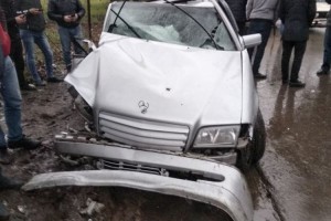 Lənkəranda “Mercedes” ağaca çırpıldı: 1 nəfər xəsarət alıb