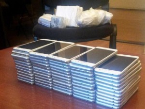 Avtomobildə gizlədilmiş 59 telefon aşkar edildi - FOTO