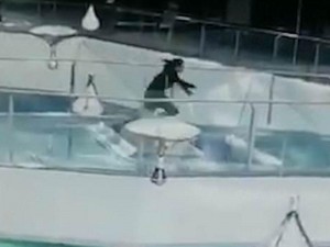 Qadın köpək balıqlarının olduğu hovuza düşdü - VİDEO