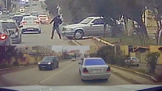 Piyadanı az qala vuran sürücü  ardınca yoldakı avtomobilə təhlükə yaratdı   - REAL VİDEO