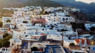 Yunanıstan 30-dan çox ölkə turistləri üçün məcburi karantini ləğv edir