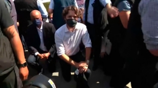 Etirazçılar Baş naziri diz çökdürdü    - VİDEO