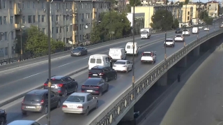 Bakıda bu küçədə nasaz avtomobil tıxaca səbəb oldu  - FOTO