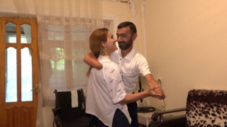 Azərbaycanda hamı bu qadından danışır:  Qarabağ qazisi olan ərini qucağında gəzdirir - VİDEO