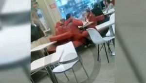 Həkimlər huşsuz xəstəyə baxmaq əvəzinə, yemək yedilər – VİDEO