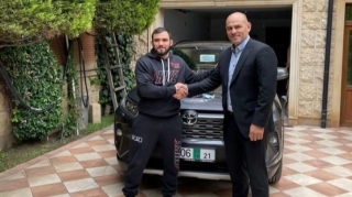 Azərbaycanlı idmançıya avtomobil hədiyyə olundu - FOTO 