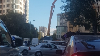 Bakının mərkəzində qaldırıcı kran yolu kəsdi: tıxac yaranıb... - FOTO 