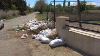 Azərbaycanda zibillər Mübariz İbrahimovun adını daşıyan küçəyə atılır  - FOTO