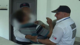 Narkotikin təsiri altında saxlanılan taksi sürücüsü xəstəxanada öldü  - VİDEO  - FOTO