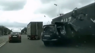 Sağdan ötmə edən sürücü yük maşınına çırpıldı - DƏHŞƏTLİ VİDEO