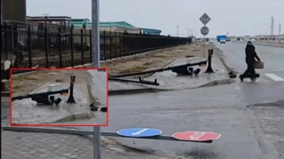 Güclü külək Lökbatanda yol nişanlarını aşırdı - VİDEO
