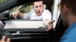 Gəncədə sürücülər arasında dava düşdü – Biri digərinin burnunu sındırdı 