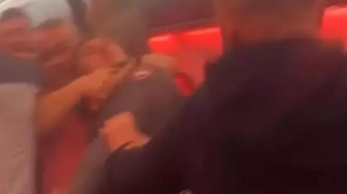 Təyyarədə yumruqlar işə düşdü, təcili eniş etdi - Havada qorxulu anlar - VİDEO