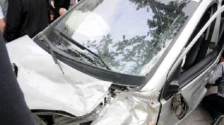 Bakıda idarəetməni itirən sürücü avtomobilini divara çırpdı