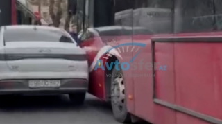Nəsimidə qabağa düşməyə çalışan taksi sürücüsü maşını avtobusa çırpdı - VİDEO 