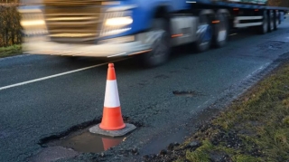 Асфальт начнет самостоятельно "заживать": ученые обещают музыку для ушей водителей 