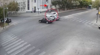 Автомобиль, проехавший на "красный" в Баку, стал причиной аварии - ВИДЕО