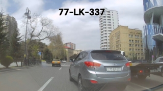 İstədiyi kimi manevr edən sürücü qaydaları pozub təhlükə yaratdı  - VİDEO