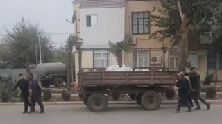 Biləsuvarda biabırçılıq - Qoşqunu traktor yox, dövlət qurumunun əməkdaşları çəkdi - VİDEO 