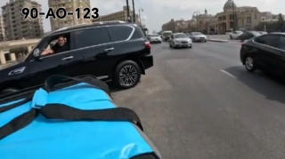 Düzgün dönə bilməyən sürücü özünə haqq qazandırdı: "Mən öz zolağımdayam" - VİDEO