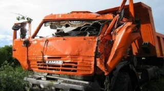 “KamAZ” kanala aşıb, ölən var