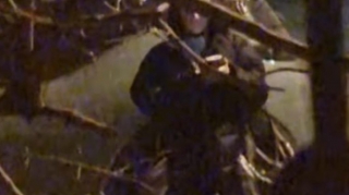 Bakıda naməlum qadın gecə evlərin arasında gəzir - "Telefondakı şəxsin dediklərini icra edirdi" - VİDEO 