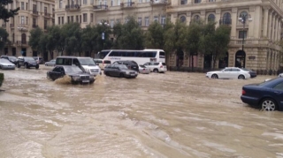 Yağışda su altında qalan Bakı küçələri və yaşayış yerləri – VİDEO 