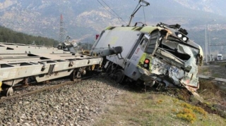 Türkiyədə yük qatarı relsdən çıxdı: Yaralananlar var   - VİDEO - FOTO