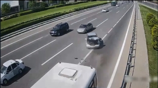 Bakıda ağır qəza: Fikri yoldan yayınan sürücü maşını avtobusa çırpdı  - VİDEO