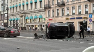 Qırmızıdan keçən “Audi” 4 avtomobillə toqquşdu – ANBAAN VİDEO 