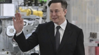 Elon Mask "Tesla"nın səhmlərini satdı 