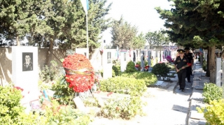 Müdafiə Nazirliyinin nümayəndələri Mübariz İbrahimovun məzarını ziyarət edib  - FOTO