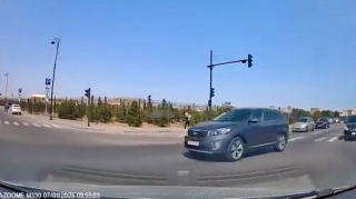 В Баку водитель проехал на красный свет и чудом избежал ДТП — ВИДЕО 