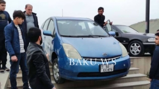 Bakıda “Toyota Prius” qəza törətdi, pilləkənlərə çıxdı   - VİDEO