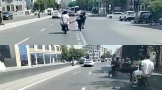 Gəncə prospektində moped sürən gənclər təhlükəli “şou” göstərdi   - VİDEO