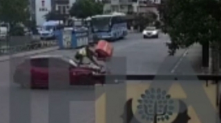 Avtomobilin vurduğu kuryer yoldan yaşayış evinin həyətinə düşdü - VİDEO 