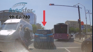 Svetofora baxmayan sürücü qırmızı işıqda keçdi  - VİDEO