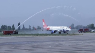 Düşənbə hava limanında AZAL-ın Bakıdan ilk reysi təntənəli şəkildə qarşılanıb - FOTO