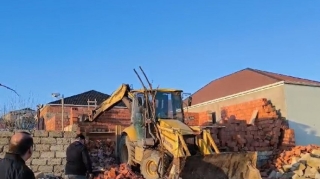 Bakıda qanunsuz tikili sökülüb    - VİDEO