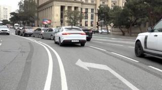 Новая дорожная разметка вводит бакинских водителей в замешательство - ВИДЕО