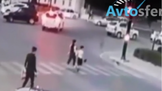 Bərdədə ana ilə iki uşağını maşın vurdu – Dəhşətli qəza anbaan kameraya düşdü   - VİDEO