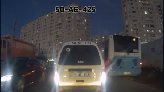 Avtobus sürücüsü sıxlıqda qalmamaq üçün yol çiyninə çıxıb qırmızıda keçdi - VİDEO