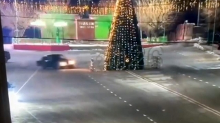 Şəhərin mərkəzində “07” ilə “drift” edib “yolka”ya girdi – Polis qaçan sürücünü saxladı - VİDEO 