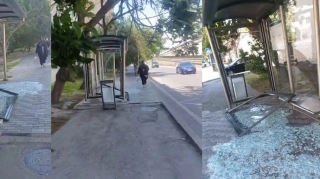 Güclü külək dayanacaqda şüşəni sındırdı - VİDEO