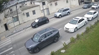 Piyadaya yol vermək üçün dayanan maşınları arxadan vurdular - REAL VİDEO 