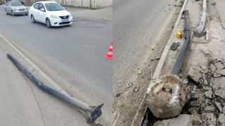 Məktəbin qarşısında baş verən qəza svetoforu yararsız hala saldı - FOTO