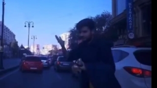 Piyada ölümdən döndü: sürücüyə "yaxşı qurtardın" dedi  - VİDEO